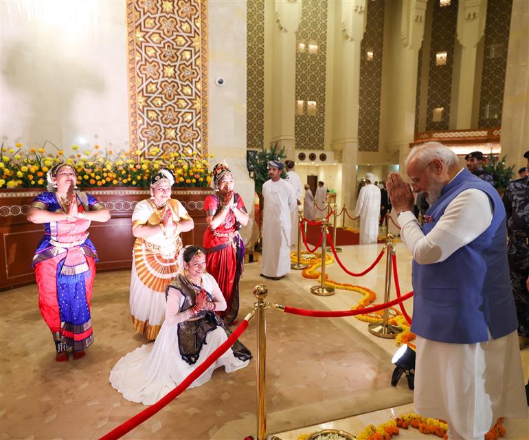 प्रधानमंत्री श्री नरेन्द्र मोदी का 17 दिसंबर 2025 को ओमान के मस्कट स्थित एक होटल पहुंचने पर भारतीय समुदाय द्वारा गर्मजोशी से स्वागत किया गया।:Prime Minister