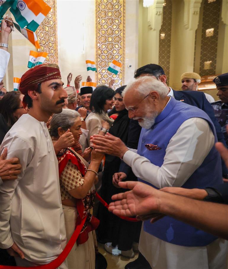 प्रधानमंत्री श्री नरेन्द्र मोदी का 17 दिसंबर 2025 को ओमान के मस्कट स्थित एक होटल पहुंचने पर भारतीय समुदाय द्वारा गर्मजोशी से स्वागत किया गया।:Prime Minister