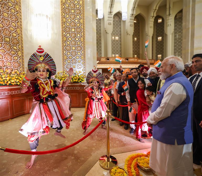 प्रधानमंत्री श्री नरेन्द्र मोदी का 17 दिसंबर 2025 को ओमान के मस्कट स्थित एक होटल पहुंचने पर भारतीय समुदाय द्वारा गर्मजोशी से स्वागत किया गया।:Prime Minister