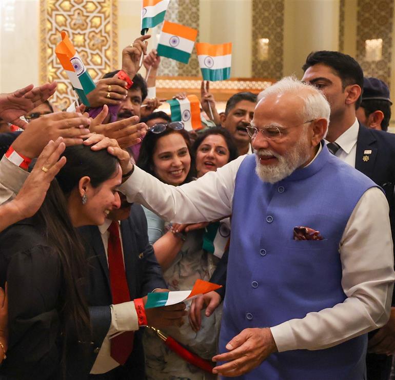 प्रधानमंत्री श्री नरेन्द्र मोदी का 17 दिसंबर 2025 को ओमान के मस्कट स्थित एक होटल पहुंचने पर भारतीय समुदाय द्वारा गर्मजोशी से स्वागत किया गया।:Prime Minister