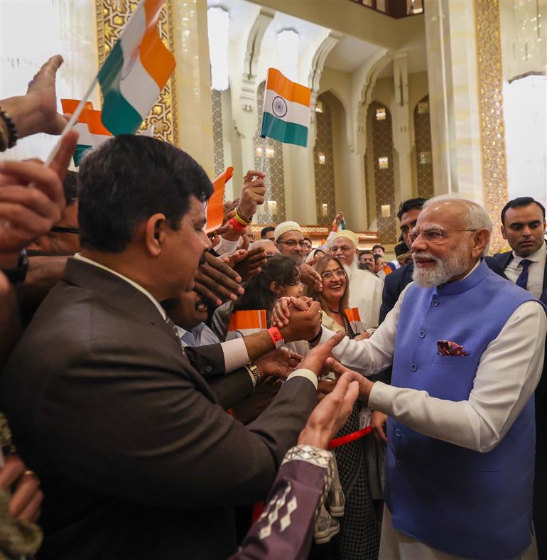 प्रधानमंत्री श्री नरेन्द्र मोदी का 17 दिसंबर 2025 को ओमान के मस्कट स्थित एक होटल पहुंचने पर भारतीय समुदाय द्वारा गर्मजोशी से स्वागत किया गया।:Prime Minister