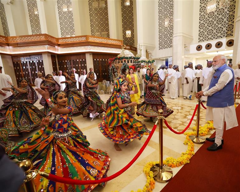 प्रधानमंत्री श्री नरेन्द्र मोदी का 17 दिसंबर 2025 को ओमान के मस्कट स्थित एक होटल पहुंचने पर भारतीय समुदाय द्वारा गर्मजोशी से स्वागत किया गया।:Prime Minister