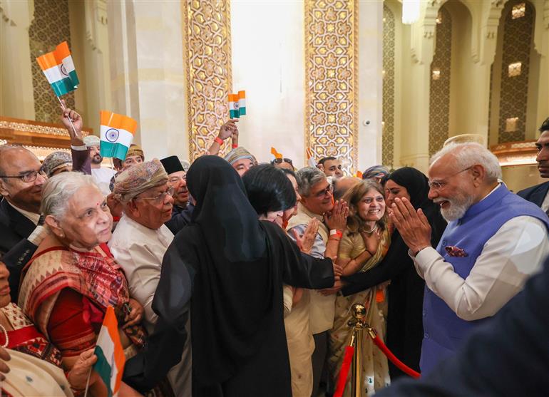 प्रधानमंत्री श्री नरेन्द्र मोदी का 17 दिसंबर 2025 को ओमान के मस्कट स्थित एक होटल पहुंचने पर भारतीय समुदाय द्वारा गर्मजोशी से स्वागत किया गया।:Prime Minister