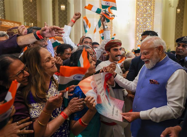 प्रधानमंत्री श्री नरेन्द्र मोदी का 17 दिसंबर 2025 को ओमान के मस्कट स्थित एक होटल पहुंचने पर भारतीय समुदाय द्वारा गर्मजोशी से स्वागत किया गया।:Prime Minister