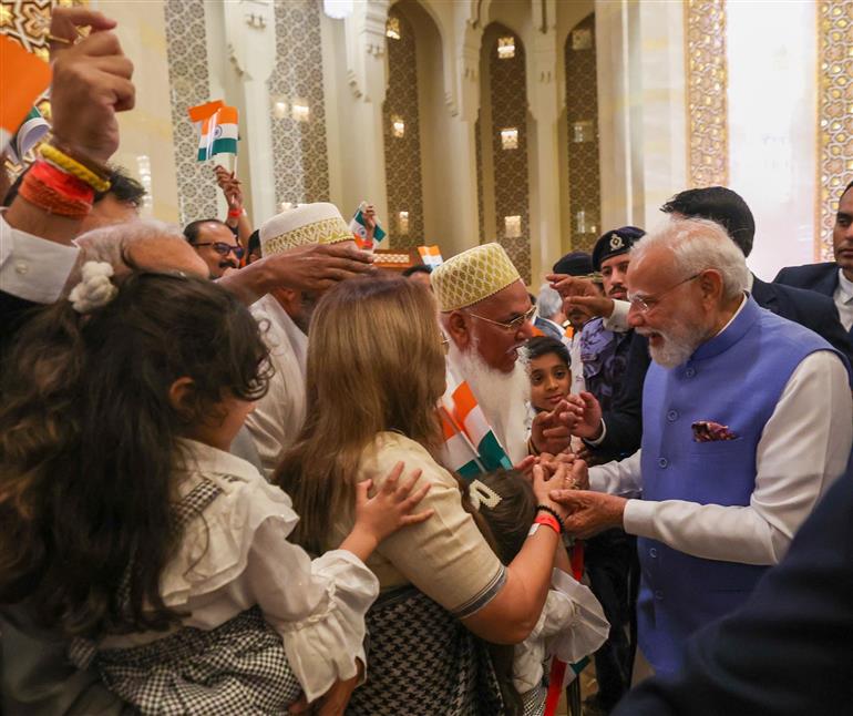 प्रधानमंत्री श्री नरेन्द्र मोदी का 17 दिसंबर 2025 को ओमान के मस्कट स्थित एक होटल पहुंचने पर भारतीय समुदाय द्वारा गर्मजोशी से स्वागत किया गया।:Prime Minister