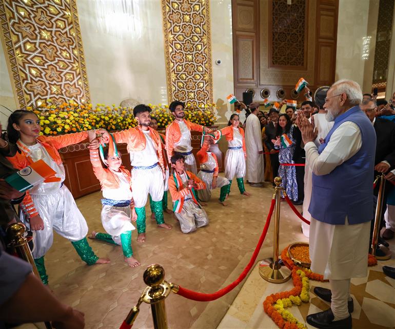 प्रधानमंत्री श्री नरेन्द्र मोदी का 17 दिसंबर 2025 को ओमान के मस्कट स्थित एक होटल पहुंचने पर भारतीय समुदाय द्वारा गर्मजोशी से स्वागत किया गया।:Prime Minister