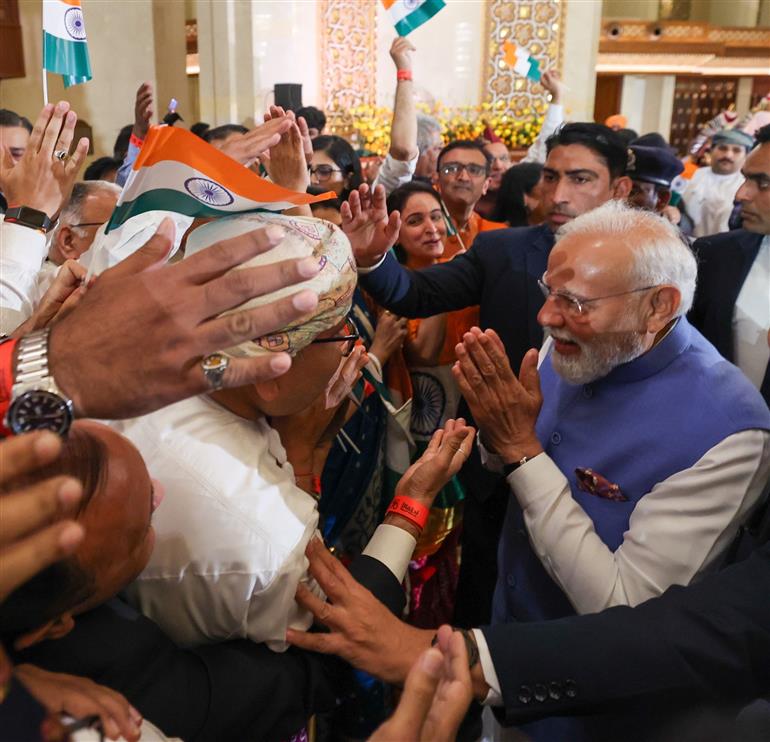 प्रधानमंत्री श्री नरेन्द्र मोदी का 17 दिसंबर 2025 को ओमान के मस्कट स्थित एक होटल पहुंचने पर भारतीय समुदाय द्वारा गर्मजोशी से स्वागत किया गया।:Prime Minister