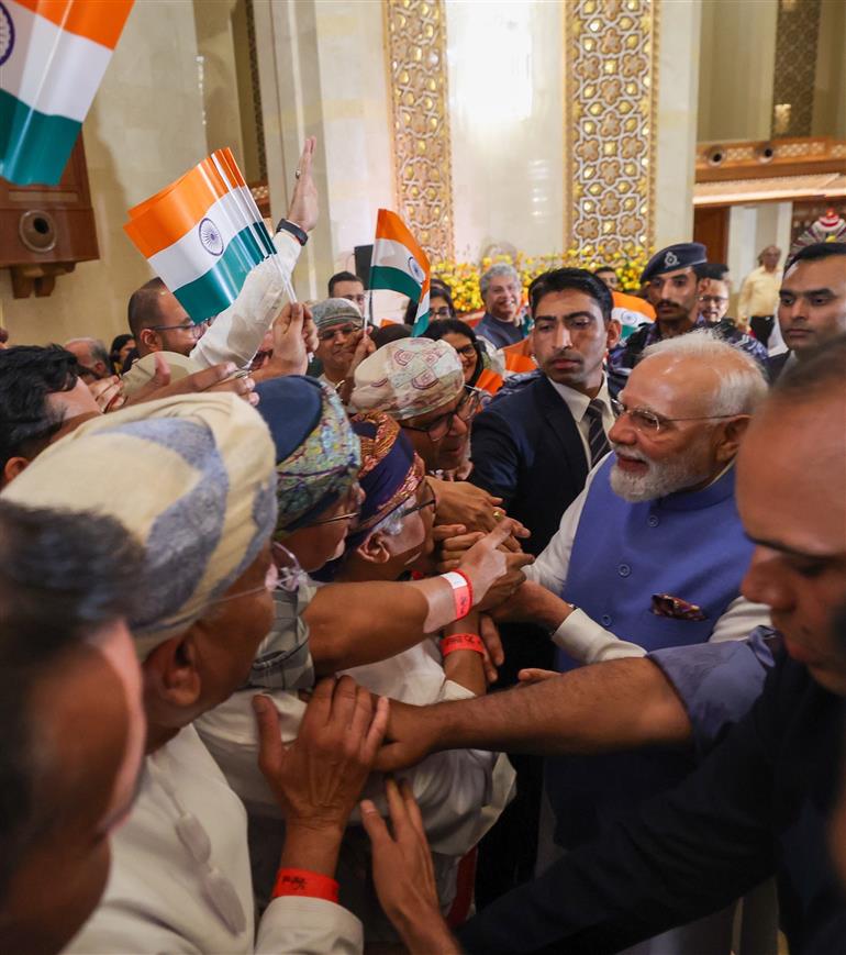 प्रधानमंत्री श्री नरेन्द्र मोदी का 17 दिसंबर 2025 को ओमान के मस्कट स्थित एक होटल पहुंचने पर भारतीय समुदाय द्वारा गर्मजोशी से स्वागत किया गया।:Prime Minister