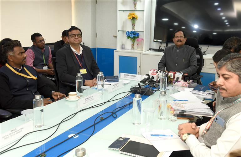 विद्युत तथा नवीन एवं नवीकरणीय ऊर्जा राज्य मंत्री श्री श्रीपद नाइक ने 18 दिसंबर 2025 को नई दिल्ली के श्रम शक्ति भवन में आयोजित “रक्षा क्षेत्र में आत्मनिर्भरता” विषयक प्रेस कॉन्फ्रेंस को संबोधित किया।