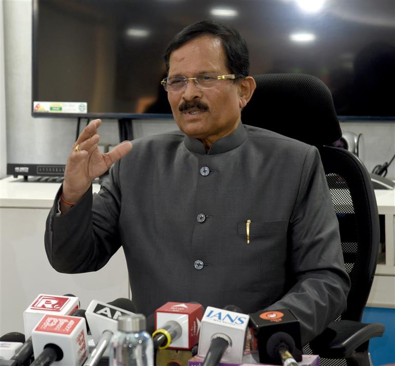 विद्युत तथा नवीन एवं नवीकरणीय ऊर्जा राज्य मंत्री श्री श्रीपद नाइक ने 18 दिसंबर 2025 को नई दिल्ली के श्रम शक्ति भवन में आयोजित “रक्षा क्षेत्र में आत्मनिर्भरता” विषयक प्रेस कॉन्फ्रेंस को संबोधित किया।