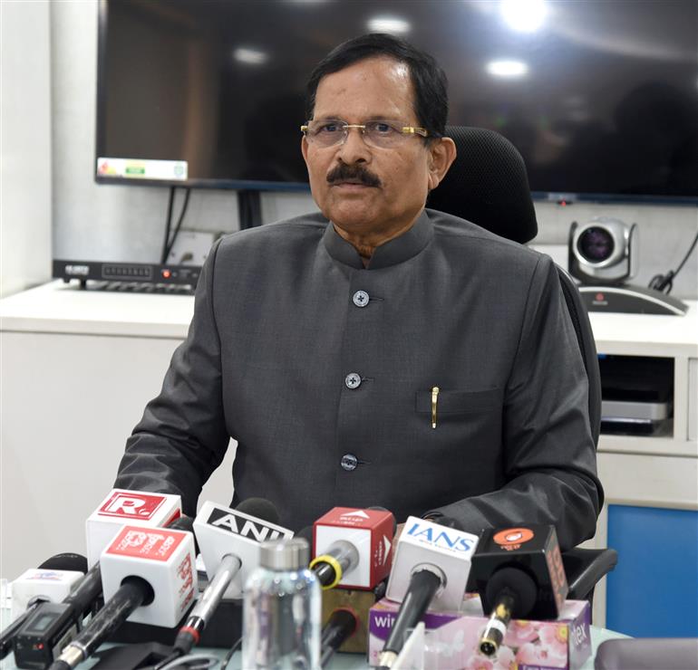 विद्युत तथा नवीन एवं नवीकरणीय ऊर्जा राज्य मंत्री श्री श्रीपद नाइक ने 18 दिसंबर 2025 को नई दिल्ली के श्रम शक्ति भवन में आयोजित “रक्षा क्षेत्र में आत्मनिर्भरता” विषयक प्रेस कॉन्फ्रेंस को संबोधित किया।