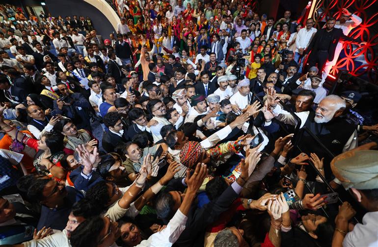 प्रधानमंत्री श्री नरेन्द्र मोदी 18 दिसंबर 2025 को ओमान के मस्कट में भारतीय स्कूली शिक्षा प्रणाली के 50 वर्ष पूरे होने के अवसर पर आयोजित मैत्री पर्व में भारतीय प्रवासी समुदाय और छात्रों से संवाद करते हुए।