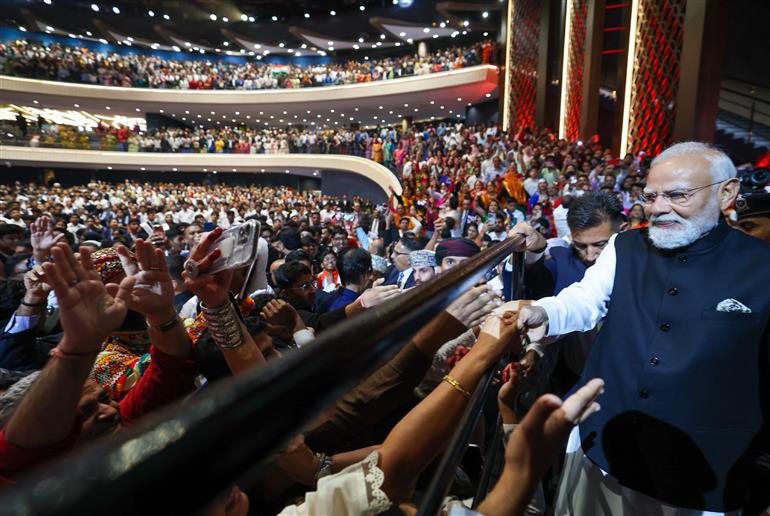 प्रधानमंत्री श्री नरेन्द्र मोदी 18 दिसंबर 2025 को ओमान के मस्कट में भारतीय स्कूली शिक्षा प्रणाली के 50 वर्ष पूरे होने के अवसर पर आयोजित मैत्री पर्व में भारतीय प्रवासी समुदाय और छात्रों से संवाद करते हुए।