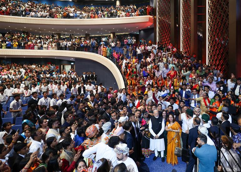 प्रधानमंत्री श्री नरेन्द्र मोदी 18 दिसंबर 2025 को ओमान के मस्कट में भारतीय स्कूली शिक्षा प्रणाली के 50 वर्ष पूरे होने के अवसर पर आयोजित मैत्री पर्व में भारतीय प्रवासी समुदाय और छात्रों से संवाद करते हुए।