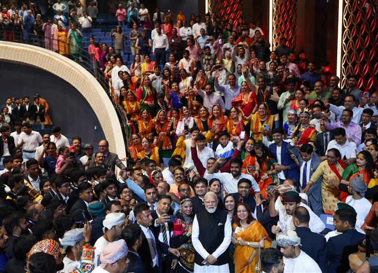 प्रधानमंत्री श्री नरेन्द्र मोदी 18 दिसंबर 2025 को ओमान के मस्कट में भारतीय स्कूली शिक्षा प्रणाली के 50 वर्ष पूरे होने के अवसर पर आयोजित मैत्री पर्व में भारतीय प्रवासी समुदाय और छात्रों से संवाद करते हुए।