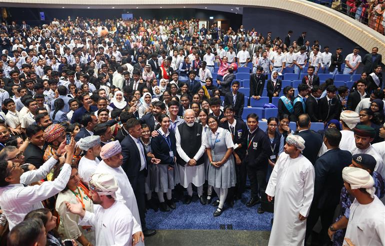 प्रधानमंत्री श्री नरेन्द्र मोदी 18 दिसंबर 2025 को ओमान के मस्कट में भारतीय स्कूली शिक्षा प्रणाली के 50 वर्ष पूरे होने के अवसर पर आयोजित मैत्री पर्व में भारतीय प्रवासी समुदाय और छात्रों से संवाद करते हुए।