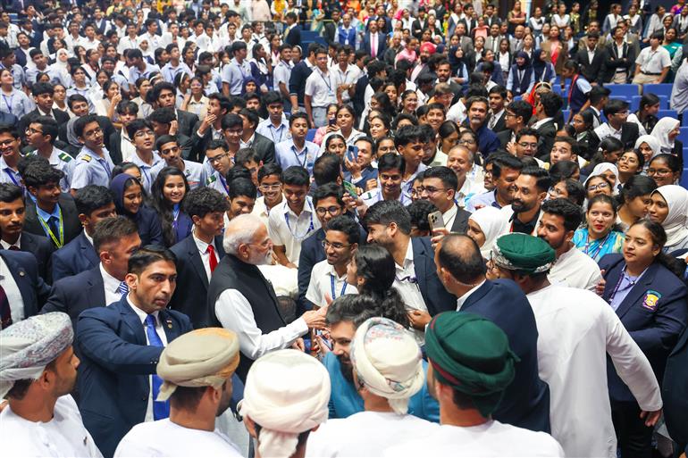 प्रधानमंत्री श्री नरेन्द्र मोदी 18 दिसंबर 2025 को ओमान के मस्कट में भारतीय स्कूली शिक्षा प्रणाली के 50 वर्ष पूरे होने के अवसर पर आयोजित मैत्री पर्व में भारतीय प्रवासी समुदाय और छात्रों से संवाद करते हुए।