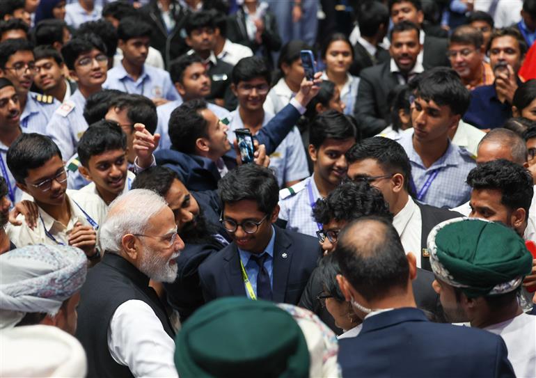 प्रधानमंत्री श्री नरेन्द्र मोदी 18 दिसंबर 2025 को ओमान के मस्कट में भारतीय स्कूली शिक्षा प्रणाली के 50 वर्ष पूरे होने के अवसर पर आयोजित मैत्री पर्व में भारतीय प्रवासी समुदाय और छात्रों से संवाद करते हुए।