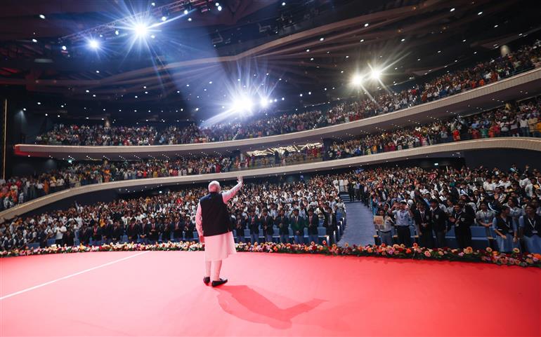 18 दिसंबर 2025 को ओमान के मस्कट में भारतीय स्कूली शिक्षा प्रणाली के 50 वर्ष पूरे होने के उपलक्ष्य में आयोजित मैत्री पर्व कार्यक्रम में प्रधानमंत्री श्री नरेन्द्र मोदी।