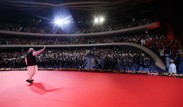 18 दिसंबर 2025 को ओमान के मस्कट में भारतीय स्कूली शिक्षा प्रणाली के 50 वर्ष पूरे होने के उपलक्ष्य में आयोजित मैत्री पर्व कार्यक्रम में प्रधानमंत्री श्री नरेन्द्र मोदी।