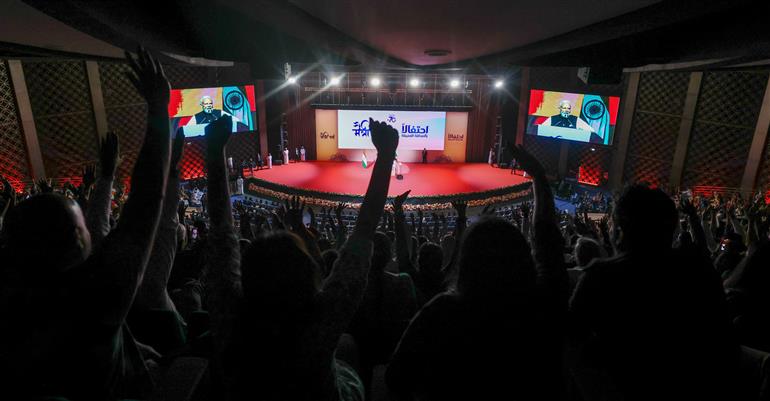 प्रधानमंत्री श्री नरेन्द्र मोदी 18 दिसंबर 2025 को ओमान के मस्कट में भारतीय स्कूली शिक्षा प्रणाली के 50 वर्ष पूरे होने के उपलक्ष्य में आयोजित मैत्री पर्व कार्यक्रम के दौरान भारतीय प्रवासी समुदाय और छात्रों को संबोधित करते हुए।