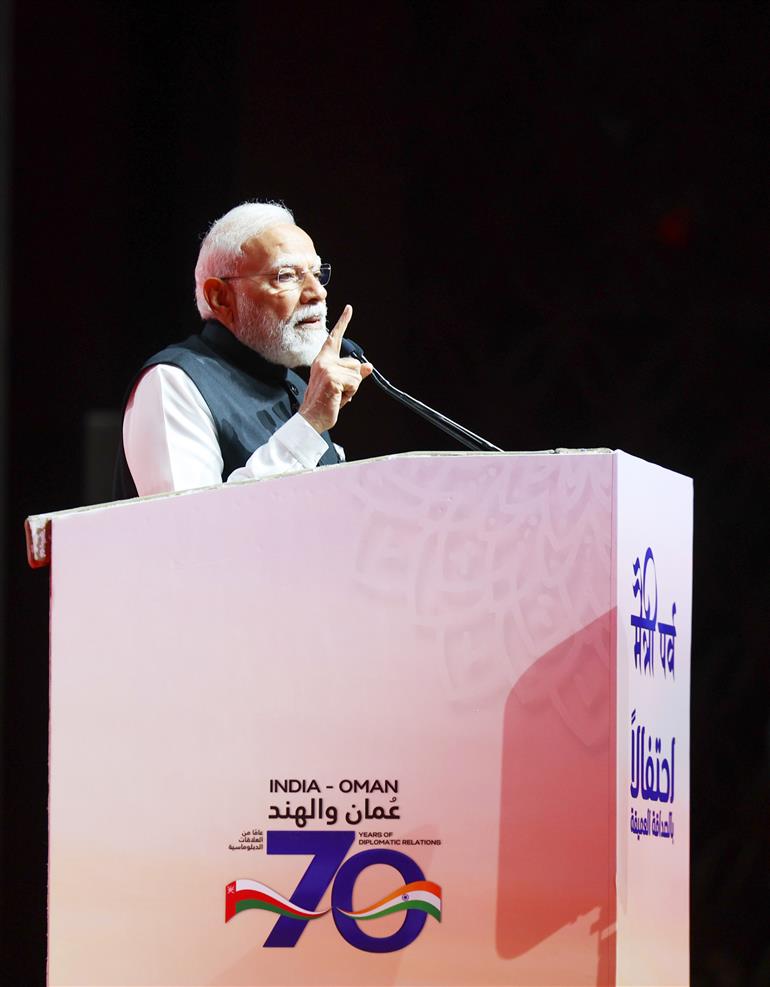 प्रधानमंत्री श्री नरेन्द्र मोदी 18 दिसंबर 2025 को ओमान के मस्कट में भारतीय स्कूली शिक्षा प्रणाली के 50 वर्ष पूरे होने के उपलक्ष्य में आयोजित मैत्री पर्व कार्यक्रम के दौरान भारतीय प्रवासी समुदाय और छात्रों को संबोधित करते हुए।