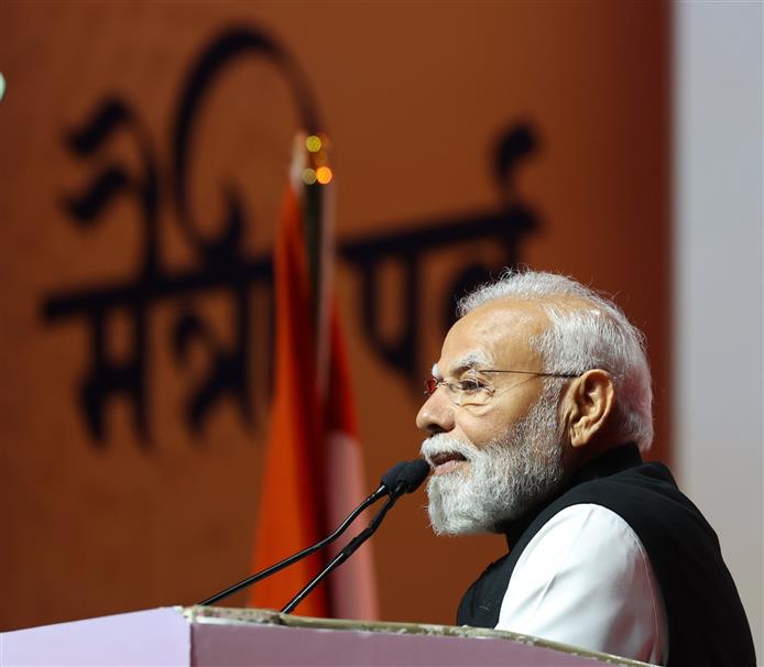 प्रधानमंत्री श्री नरेन्द्र मोदी 18 दिसंबर 2025 को ओमान के मस्कट में भारतीय स्कूली शिक्षा प्रणाली के 50 वर्ष पूरे होने के उपलक्ष्य में आयोजित मैत्री पर्व कार्यक्रम के दौरान भारतीय प्रवासी समुदाय और छात्रों को संबोधित करते हुए।