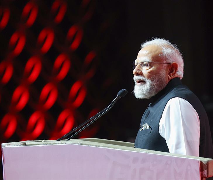 प्रधानमंत्री श्री नरेन्द्र मोदी 18 दिसंबर 2025 को ओमान के मस्कट में भारतीय स्कूली शिक्षा प्रणाली के 50 वर्ष पूरे होने के उपलक्ष्य में आयोजित मैत्री पर्व कार्यक्रम के दौरान भारतीय प्रवासी समुदाय और छात्रों को संबोधित करते हुए।