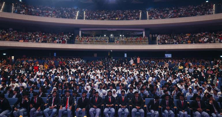 18 दिसंबर 2025 को ओमान के मस्कट में आयोजित मैत्री पर्व कार्यक्रम में उपस्थित जनसमूह। इस दौरान संबोधित करते हुए प्रधानमंत्री श्री नरेन्द्र मोदी।