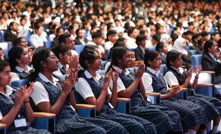 18 दिसंबर 2025 को ओमान के मस्कट में आयोजित मैत्री पर्व कार्यक्रम में उपस्थित जनसमूह। इस दौरान संबोधित करते हुए प्रधानमंत्री श्री नरेन्द्र मोदी।