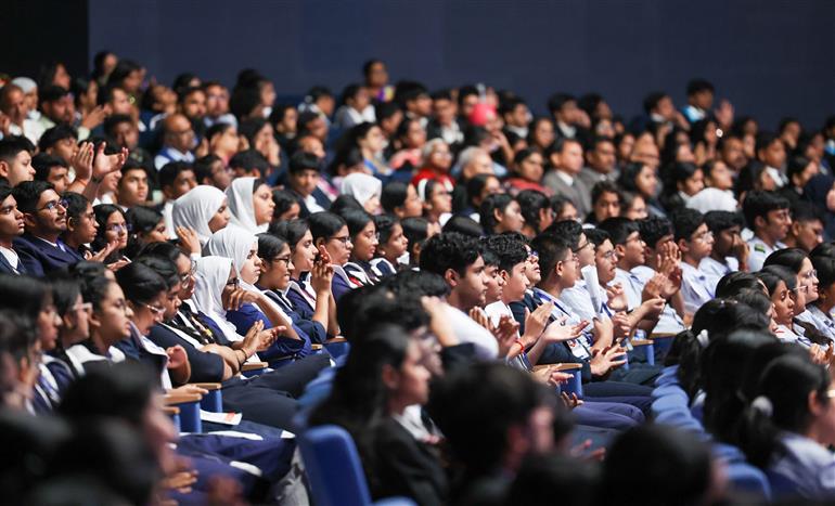 18 दिसंबर 2025 को ओमान के मस्कट में आयोजित मैत्री पर्व कार्यक्रम में उपस्थित जनसमूह। इस दौरान संबोधित करते हुए प्रधानमंत्री श्री नरेन्द्र मोदी।