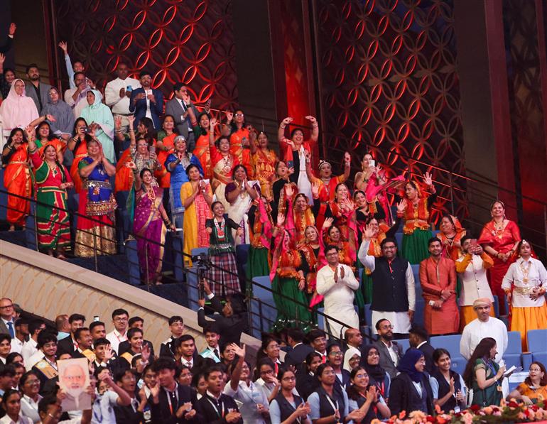 18 दिसंबर 2025 को ओमान के मस्कट में आयोजित मैत्री पर्व कार्यक्रम में उपस्थित जनसमूह। इस दौरान संबोधित करते हुए प्रधानमंत्री श्री नरेन्द्र मोदी।