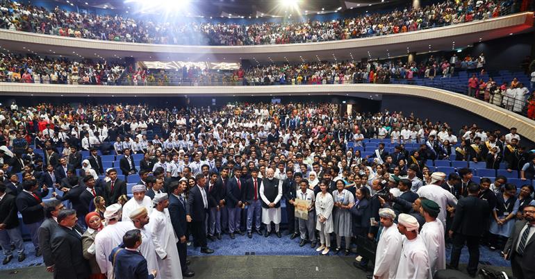 18 दिसंबर 2025 को ओमान के मस्कट में भारतीय स्कूली शिक्षा प्रणाली के 50 वर्ष पूरे होने के उपलक्ष्य में आयोजित मैत्री पर्व कार्यक्रम के दौरान भारतीय प्रवासी समुदाय और छात्रों के साथ समूह तस्वीर में प्रधानमंत्री श्री नरेन्द्र मोदी।