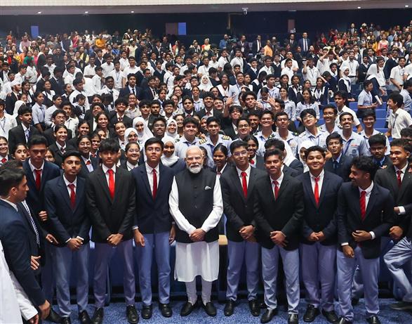 18 दिसंबर 2025 को ओमान के मस्कट में भारतीय स्कूली शिक्षा प्रणाली के 50 वर्ष पूरे होने के उपलक्ष्य में आयोजित मैत्री पर्व कार्यक्रम के दौरान भारतीय प्रवासी समुदाय और छात्रों के साथ समूह तस्वीर में प्रधानमंत्री श्री नरेन्द्र मोदी।