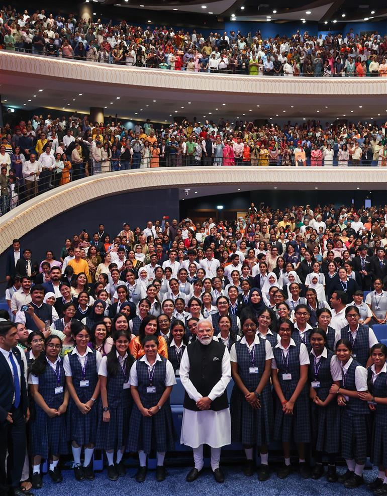 18 दिसंबर 2025 को ओमान के मस्कट में भारतीय स्कूली शिक्षा प्रणाली के 50 वर्ष पूरे होने के उपलक्ष्य में आयोजित मैत्री पर्व कार्यक्रम के दौरान भारतीय प्रवासी समुदाय और छात्रों के साथ समूह तस्वीर में प्रधानमंत्री श्री नरेन्द्र मोदी।