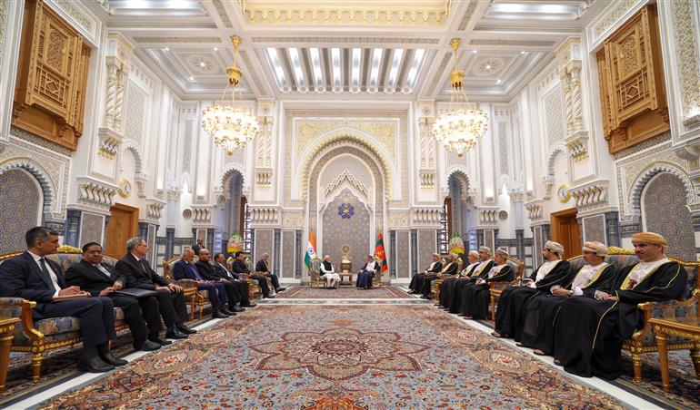 प्रधानमंत्री श्री नरेन्द्र मोदी ने 18 दिसंबर 2025 को ओमान के मस्कट स्थित अल बराका पैलेस में ओमान के सुल्तान हैथम बिन तारिक अल सईद के साथ द्विपक्षीय बैठक की।
