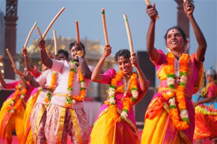 15 दिसंबर, 2025 को उत्तर प्रदेश के वाराणसी स्थित नमो घाट पर आयोजित सांस्कृतिक प्रस्तुतियों ने ताल, भाव और परंपरा को एक साथ पिरोते हुए जीवंत रंग बिखेरे। इन मनमोहक प्रस्तुतियों ने वाराणसी में दर्शकों को भारतीय सांस्कृतिक विरासत की विविधता और ऊर्जा का एहसास कराया।:Ministry of Education