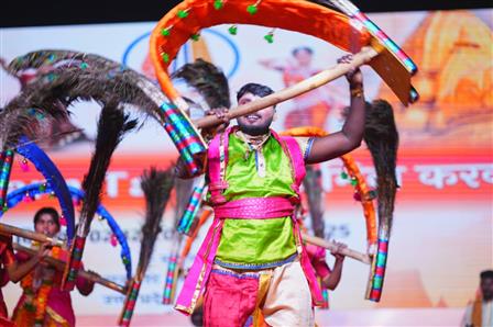 15 दिसंबर, 2025 को उत्तर प्रदेश के वाराणसी स्थित नमो घाट पर आयोजित सांस्कृतिक प्रस्तुतियों ने ताल, भाव और परंपरा को एक साथ पिरोते हुए जीवंत रंग बिखेरे। इन मनमोहक प्रस्तुतियों ने वाराणसी में दर्शकों को भारतीय सांस्कृतिक विरासत की विविधता और ऊर्जा का एहसास कराया।:Ministry of Education