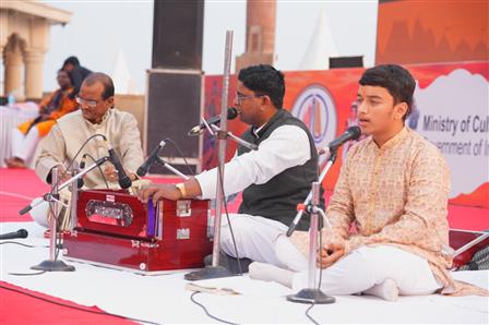 15 दिसंबर, 2025 को उत्तर प्रदेश के वाराणसी स्थित नमो घाट पर आयोजित सांस्कृतिक प्रस्तुतियों ने ताल, भाव और परंपरा को एक साथ पिरोते हुए जीवंत रंग बिखेरे। इन मनमोहक प्रस्तुतियों ने वाराणसी में दर्शकों को भारतीय सांस्कृतिक विरासत की विविधता और ऊर्जा का एहसास कराया।:Ministry of Education