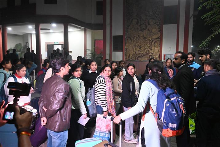 काशी तमिल संगमम 4.0 के तहत 18 दिसंबर, 2025 को उत्तर प्रदेश के वाराणसी में बीएचयू से छात्रों ने अपनी यात्रा की शुरुआत की। तमिल करकलम पहल के माध्यम से ये छात्र तमिल भाषा सीखेंगे और वाराणसी में उसकी समृद्ध, शाश्वत संस्कृति और परंपराओं का अनुभव करेंगे। :Ministry of Education