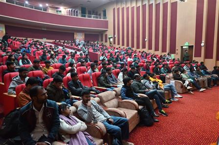 काशी तमिल संगमम 4.0 के तहत 18 दिसंबर, 2025 को उत्तर प्रदेश के वाराणसी में बीएचयू से छात्रों ने अपनी यात्रा की शुरुआत की। तमिल करकलम पहल के माध्यम से ये छात्र तमिल भाषा सीखेंगे और वाराणसी में उसकी समृद्ध, शाश्वत संस्कृति और परंपराओं का अनुभव करेंगे। :Ministry of Education