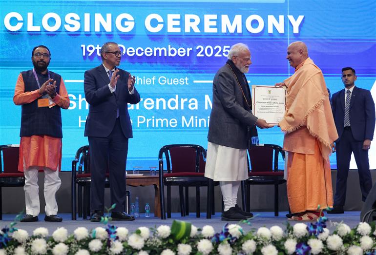 19 दिसंबर 2025 को नई दिल्ली स्थित भारत मंडपम में आयोजित दूसरे डब्ल्यूएचओ वैश्विक पारंपरिक चिकित्सा शिखर सम्मेलन के समापन समारोह के दौरान प्रधानमंत्री श्री नरेन्द्र मोदी के साथ में विश्व स्वास्थ्य संगठन के महानिदेशक डॉ. टेड्रोस अधानोम घेब्रेयेसुस।