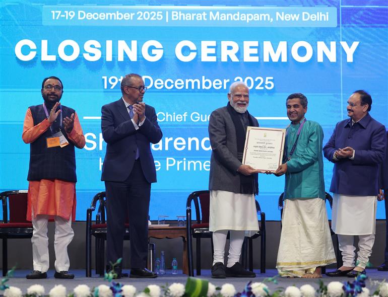 19 दिसंबर 2025 को नई दिल्ली स्थित भारत मंडपम में आयोजित दूसरे डब्ल्यूएचओ वैश्विक पारंपरिक चिकित्सा शिखर सम्मेलन के समापन समारोह के दौरान विश्व स्वास्थ्य संगठन के महानिदेशक डॉ. टेड्रोस अधानोम घेब्रेयेसुस के साथ में प्रधानमंत्री श्री नरेन्द्र मोदी।