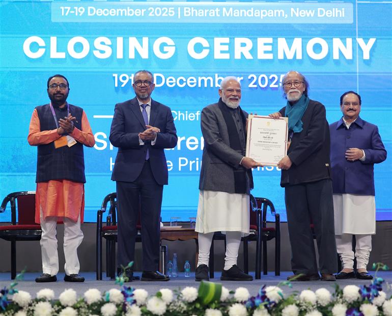 19 दिसंबर 2025 को नई दिल्ली स्थित भारत मंडपम में आयोजित दूसरे डब्ल्यूएचओ वैश्विक पारंपरिक चिकित्सा शिखर सम्मेलन के समापन समारोह के दौरान विश्व स्वास्थ्य संगठन के महानिदेशक डॉ. टेड्रोस अधानोम घेब्रेयेसुस के साथ में प्रधानमंत्री श्री नरेन्द्र मोदी।