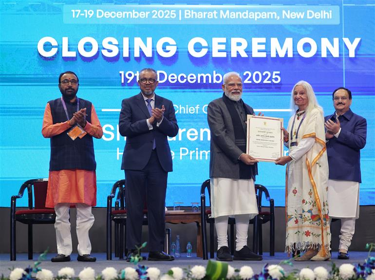 19 दिसंबर 2025 को नई दिल्ली स्थित भारत मंडपम में आयोजित दूसरे डब्ल्यूएचओ वैश्विक पारंपरिक चिकित्सा शिखर सम्मेलन के समापन समारोह के दौरान विश्व स्वास्थ्य संगठन के महानिदेशक डॉ. टेड्रोस अधानोम घेब्रेयेसुस के साथ में प्रधानमंत्री श्री नरेन्द्र मोदी।