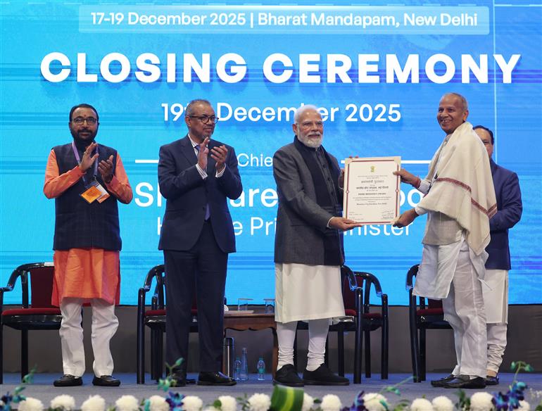 19 दिसंबर 2025 को नई दिल्ली स्थित भारत मंडपम में आयोजित दूसरे डब्ल्यूएचओ वैश्विक पारंपरिक चिकित्सा शिखर सम्मेलन के समापन समारोह के दौरान विश्व स्वास्थ्य संगठन के महानिदेशक डॉ. टेड्रोस अधानोम घेब्रेयेसुस के साथ में प्रधानमंत्री श्री नरेन्द्र मोदी।