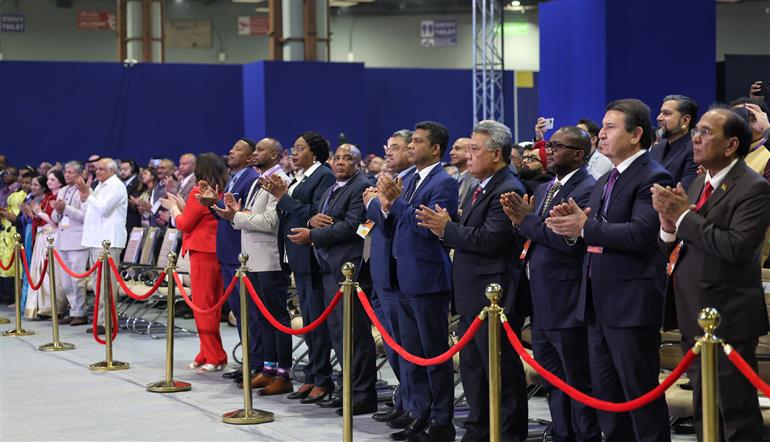 प्रधानमंत्री श्री नरेन्द्र मोदी ने 19 दिसंबर 2025 को नई दिल्ली स्थित भारत मंडपम में आयोजित द्वितीय विश्व स्वास्थ्य संगठन (डब्ल्यूएचओ) वैश्विक पारंपरिक चिकित्सा शिखर सम्मेलन के समापन समारोह में उपस्थित जनसमूह को संबोधित किया।