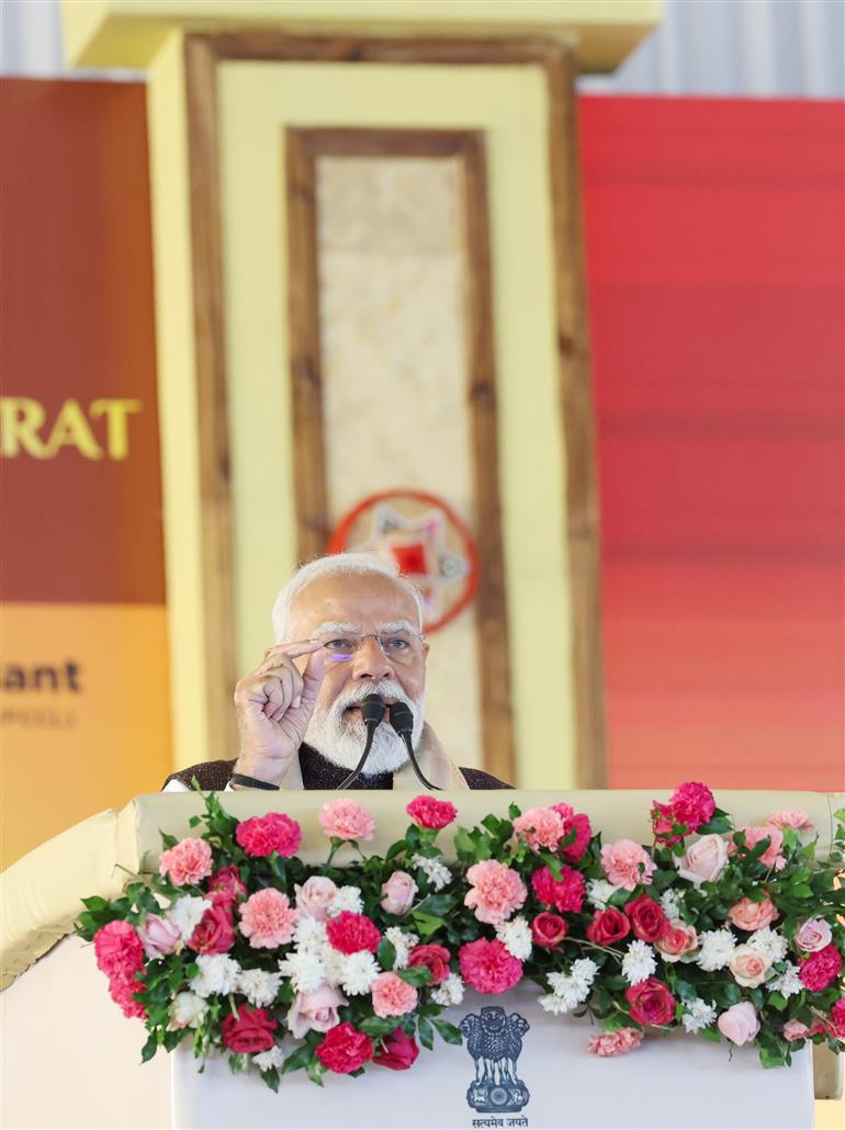 प्रधानमंत्री श्री नरेन्द्र मोदी 21 दिसंबर 2025 को असम के नामरूप में असम वैली फर्टिलाइज़र एंड केमिकल कंपनी लिमिटेड के यूरिया संयंत्र के भूमि पूजन के अवसर पर आयोजित कार्यक्रम को संबोधित करते हुए ।