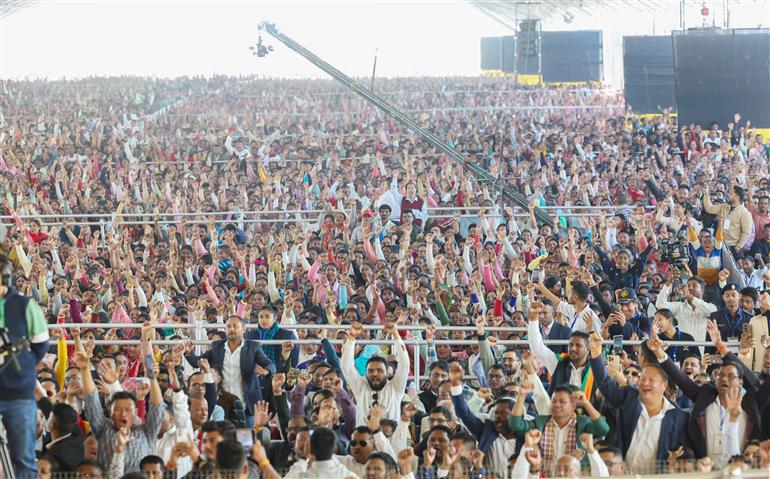 21 दिसंबर 2025 को असम के नामरूप में असम वैली फर्टिलाइज़र एंड केमिकल कंपनी लिमिटेड के यूरिया संयंत्र के भूमि पूजन के अवसर पर आयोजित कार्यक्रम में उपस्थित लोग। इस दौरान संबोधित करते हुए प्रधानमंत्री श्री नरेन्द्र मोदी।