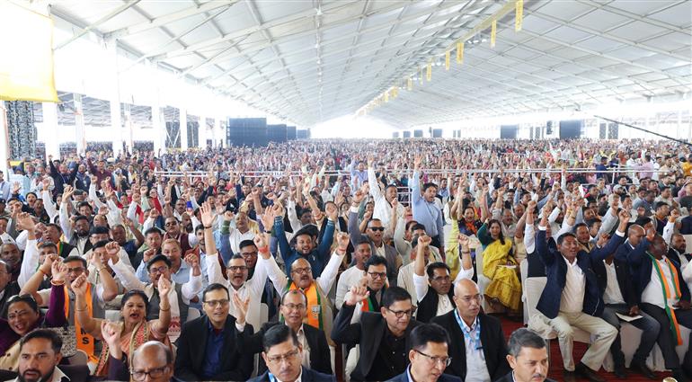 21 दिसंबर 2025 को असम के नामरूप में असम वैली फर्टिलाइज़र एंड केमिकल कंपनी लिमिटेड के यूरिया संयंत्र के भूमि पूजन के अवसर पर आयोजित कार्यक्रम में उपस्थित लोग। इस दौरान संबोधित करते हुए प्रधानमंत्री श्री नरेन्द्र मोदी।